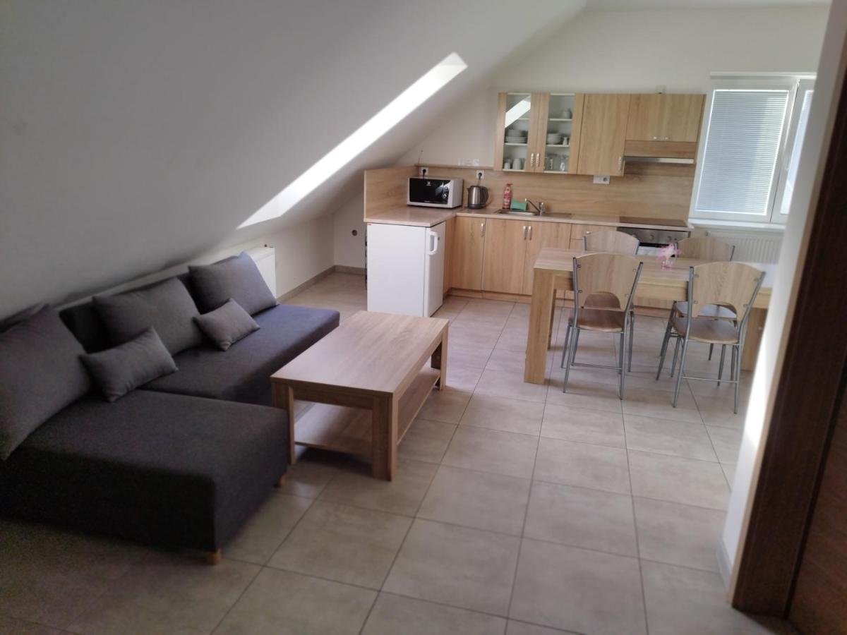 Apartment Avepo Borohradek